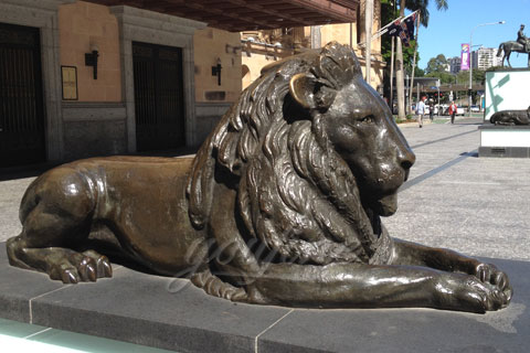 Bronze lion statues life-size animal sculptures